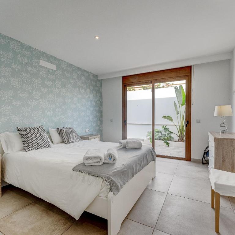 Fabulous contemporary 5 bedroom villa with private heated pool, sleeps max 13 - Villa - 56