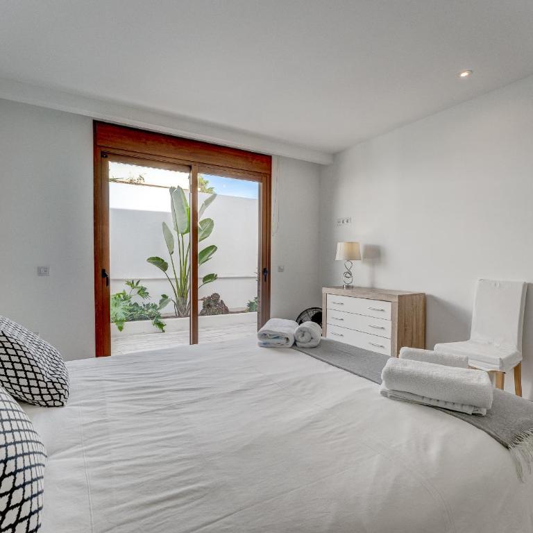 Fabulous contemporary 5 bedroom villa with private heated pool, sleeps max 13 - Villa - 55