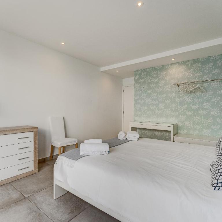 Fabulous contemporary 5 bedroom villa with private heated pool, sleeps max 13 - Villa - 57