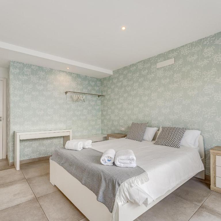 Fabulous contemporary 5 bedroom villa with private heated pool, sleeps max 13 - Villa - 59
