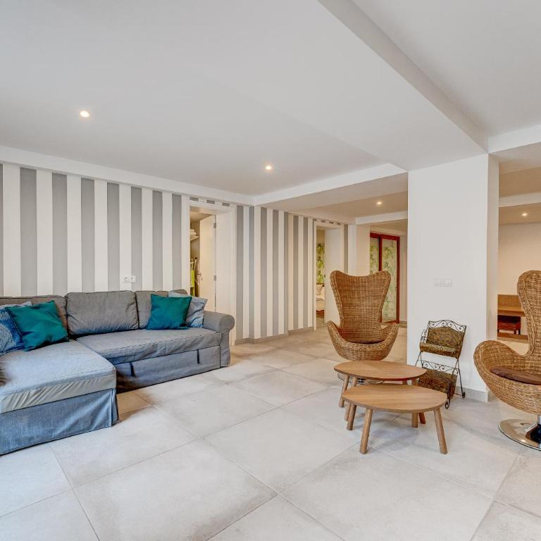 Fabulous contemporary 5 bedroom villa with private heated pool, sleeps max 13 - Villa - 63