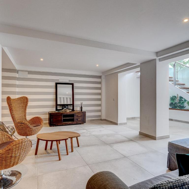 Fabulous contemporary 5 bedroom villa with private heated pool, sleeps max 13 - Villa - 64