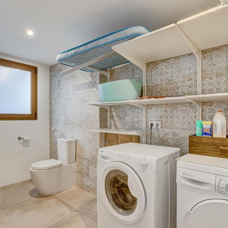 Fabulous contemporary 5 bedroom villa with private heated pool, sleeps max 13 - Villa - 65