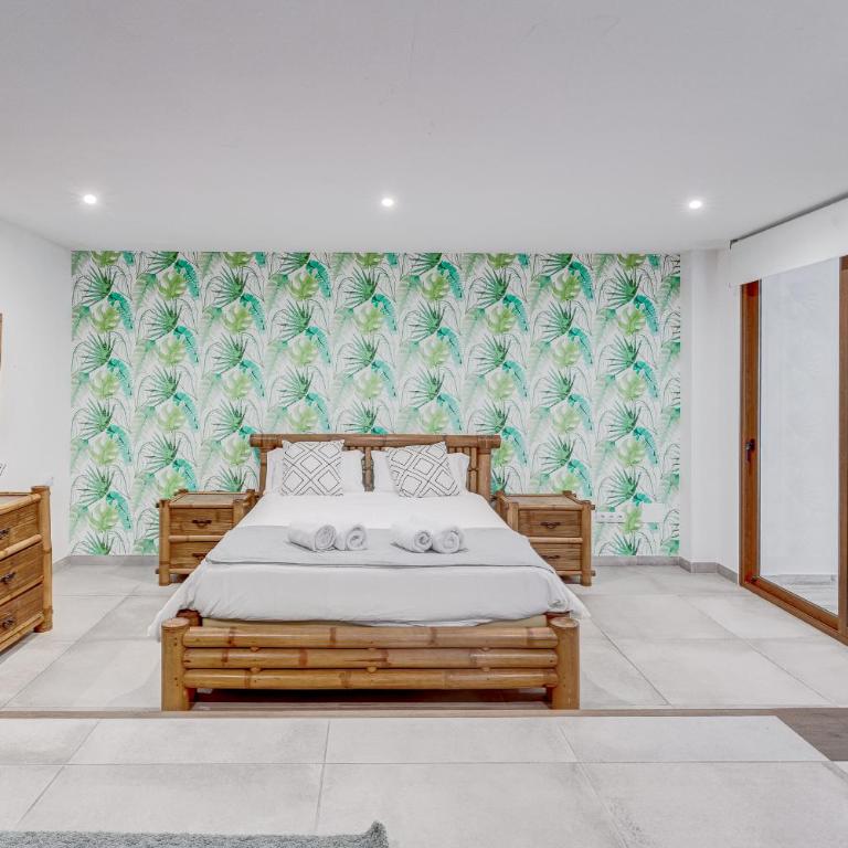 Fabulous contemporary 5 bedroom villa with private heated pool, sleeps max 13 - Villa - 66