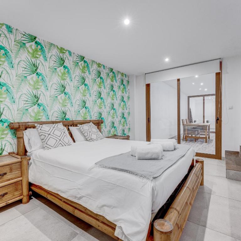 Fabulous contemporary 5 bedroom villa with private heated pool, sleeps max 13 - Villa - 67