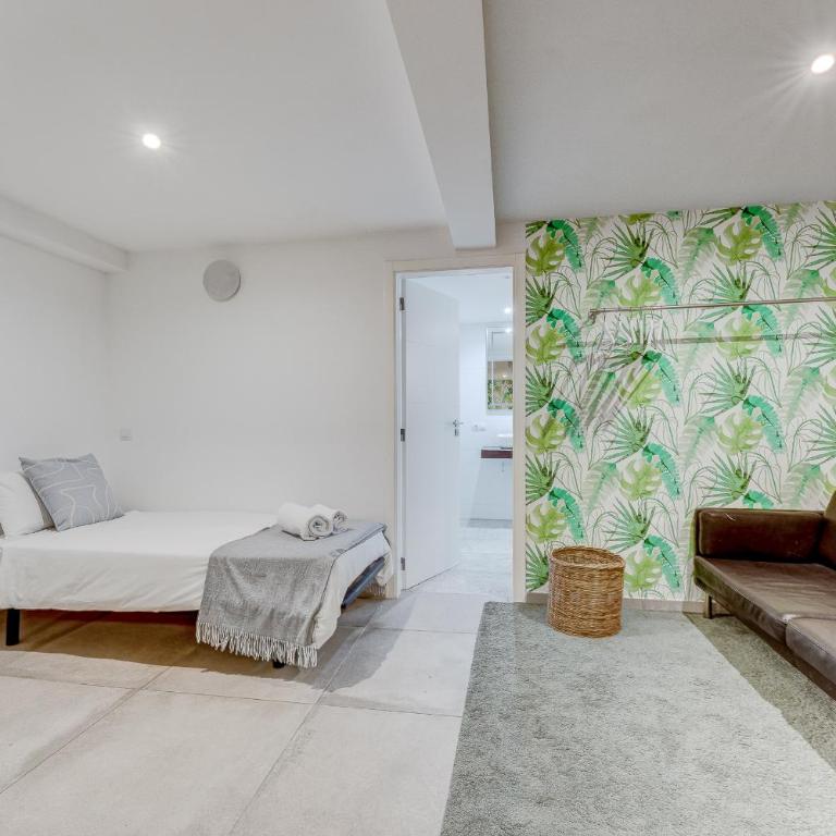 Fabulous contemporary 5 bedroom villa with private heated pool, sleeps max 13 - Villa - 70