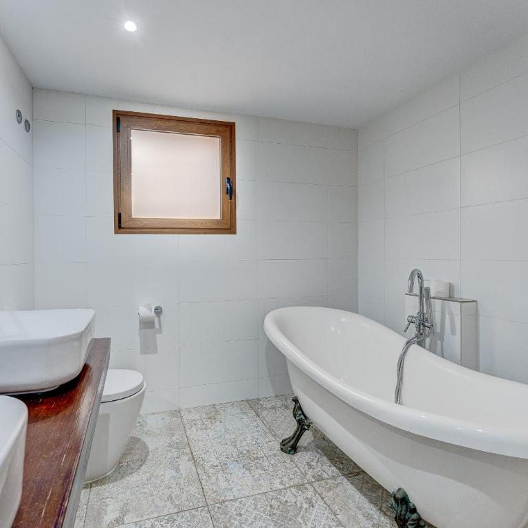 Fabulous contemporary 5 bedroom villa with private heated pool, sleeps max 13 - Villa - 73