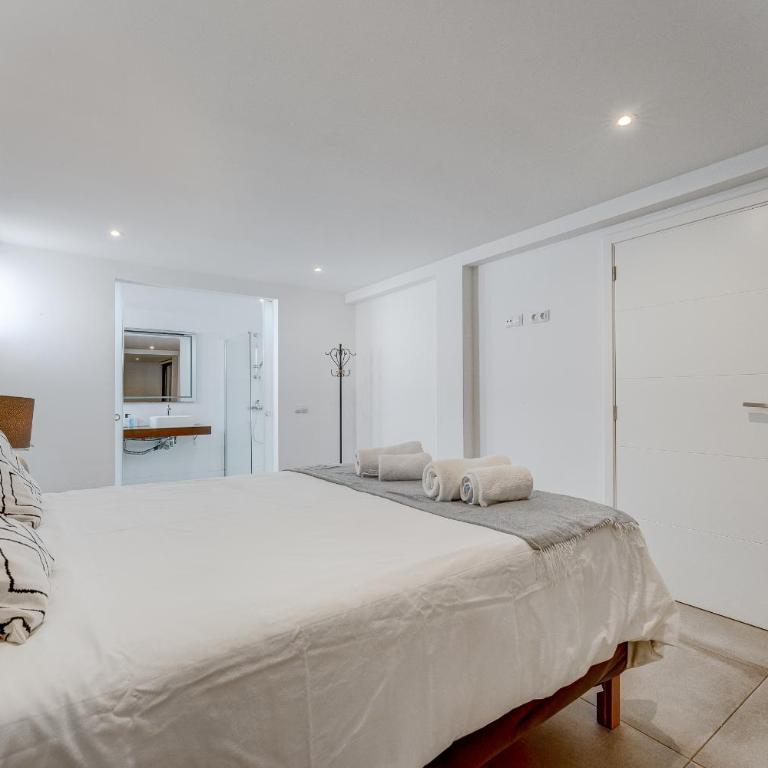 Fabulous contemporary 5 bedroom villa with private heated pool, sleeps max 13 - Villa - 75