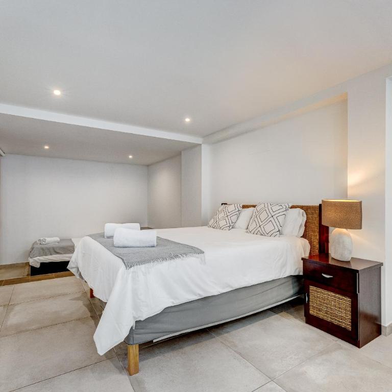 Fabulous contemporary 5 bedroom villa with private heated pool, sleeps max 13 - Villa - 76