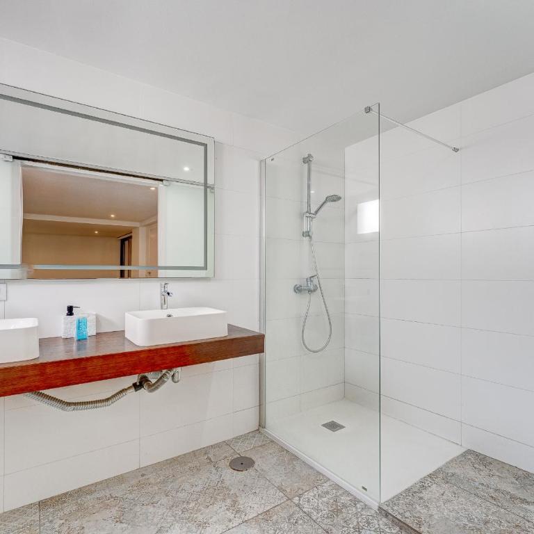 Fabulous contemporary 5 bedroom villa with private heated pool, sleeps max 13 - Villa - 77