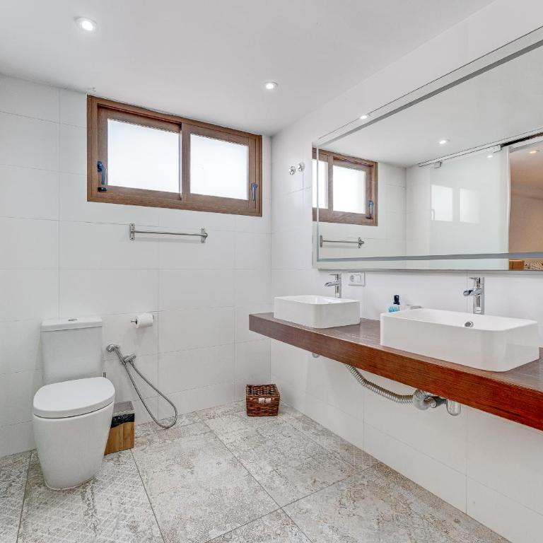 Fabulous contemporary 5 bedroom villa with private heated pool, sleeps max 13 - Villa - 78