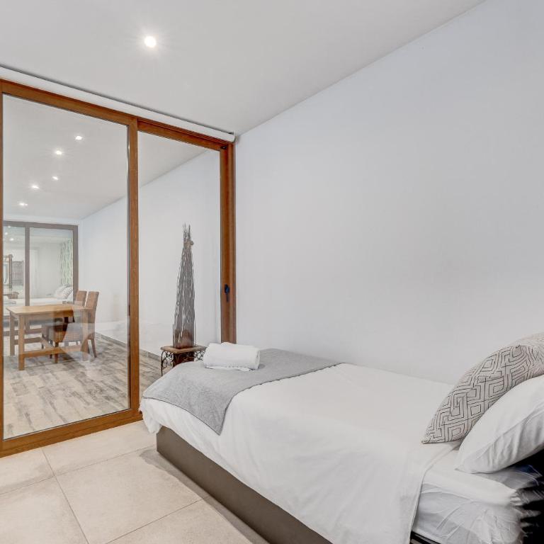 Fabulous contemporary 5 bedroom villa with private heated pool, sleeps max 13 - Villa - 79