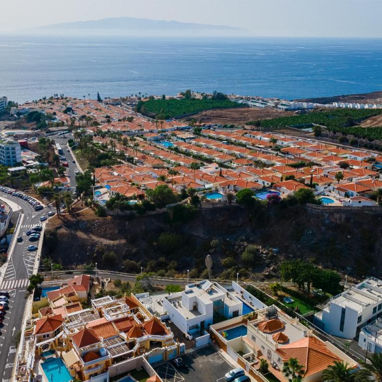 Fabulous contemporary 5 bedroom villa with private heated pool, sleeps max 13 - Villa - 82