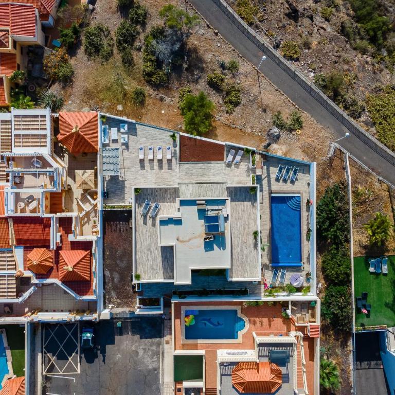 Fabulous contemporary 5 bedroom villa with private heated pool, sleeps max 13 - Villa - 81