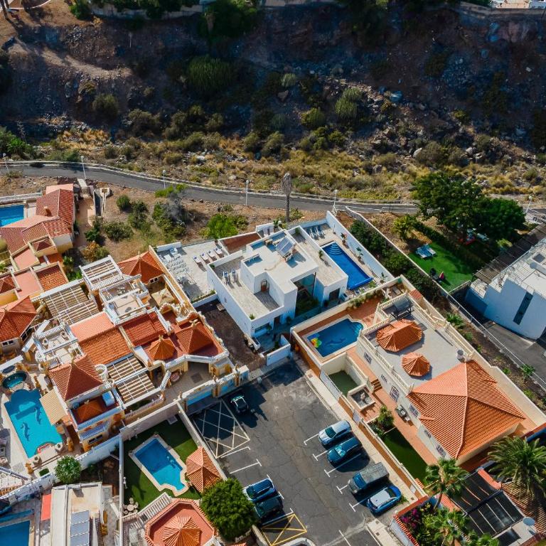 Fabulous contemporary 5 bedroom villa with private heated pool, sleeps max 13 - Villa - 84