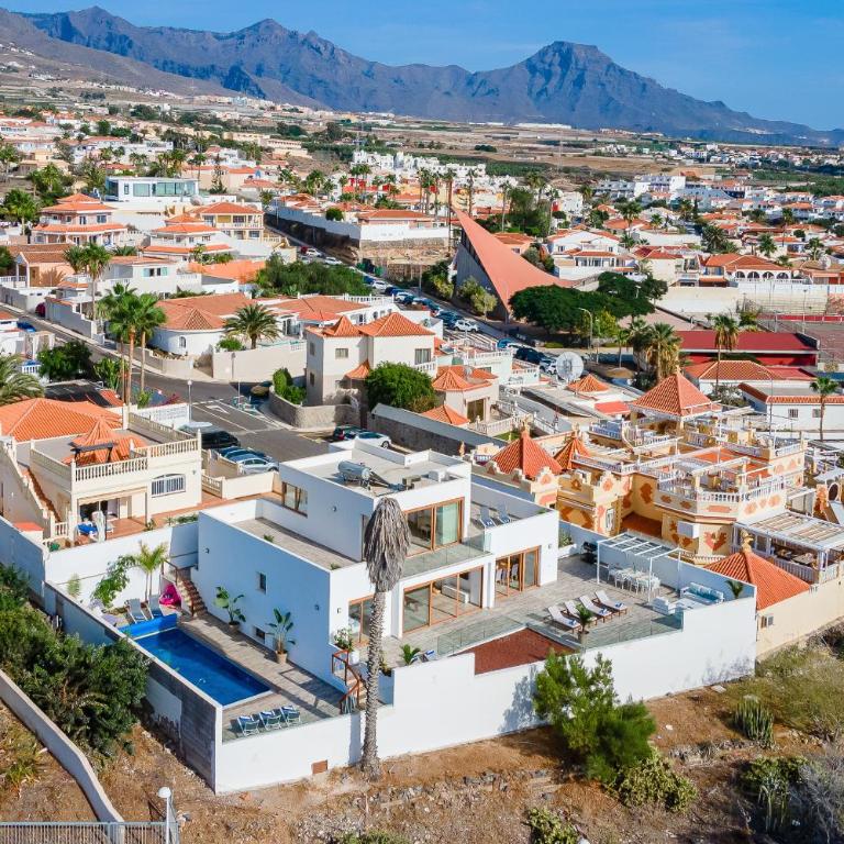 Fabulous contemporary 5 bedroom villa with private heated pool, sleeps max 13 - Villa - 86