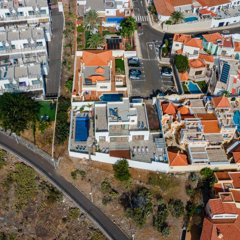 Fabulous contemporary 5 bedroom villa with private heated pool, sleeps max 13 - Villa - 83