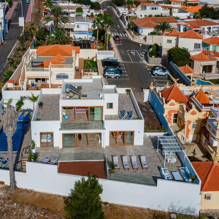 Fabulous contemporary 5 bedroom villa with private heated pool, sleeps max 13 - Villa - 85
