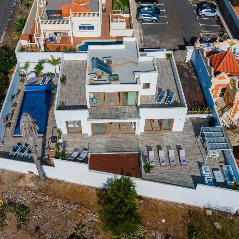 Fabulous contemporary 5 bedroom villa with private heated pool, sleeps max 13 - Villa - 87