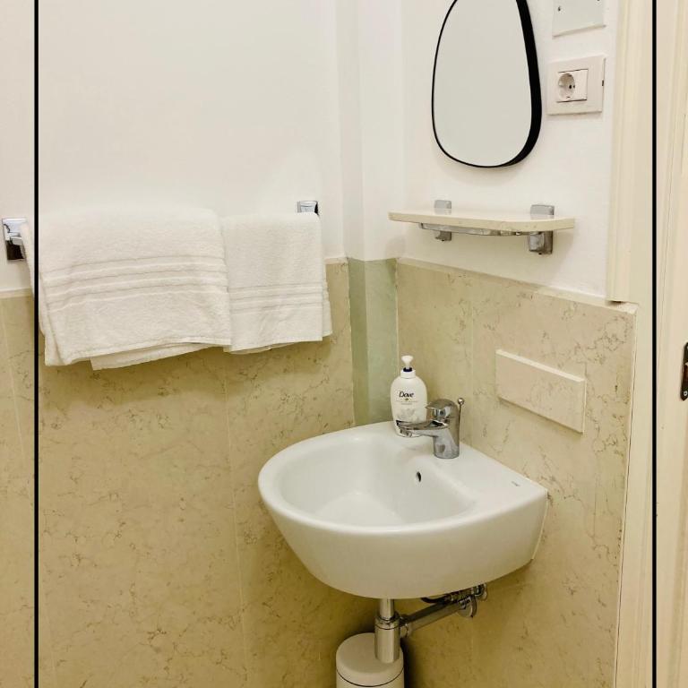 UN PUNTO A VERONA - Camera Tripla con Bagno Privato Esterno - 3