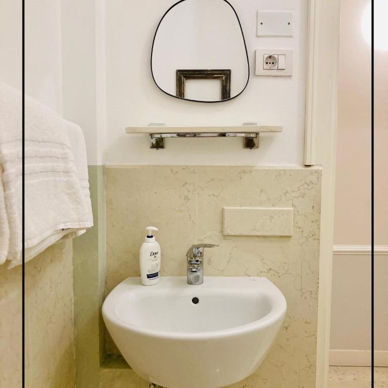UN PUNTO A VERONA - Camera Tripla con Bagno Privato Esterno - 4