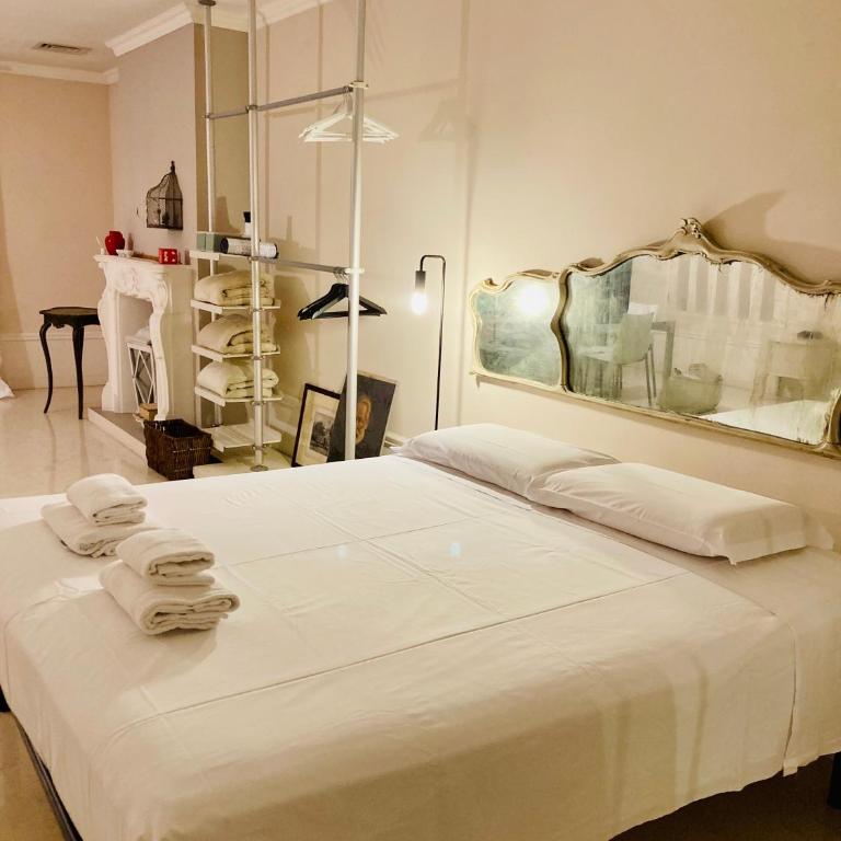 UN PUNTO A VERONA - Camera Tripla con Bagno Privato Esterno - 1