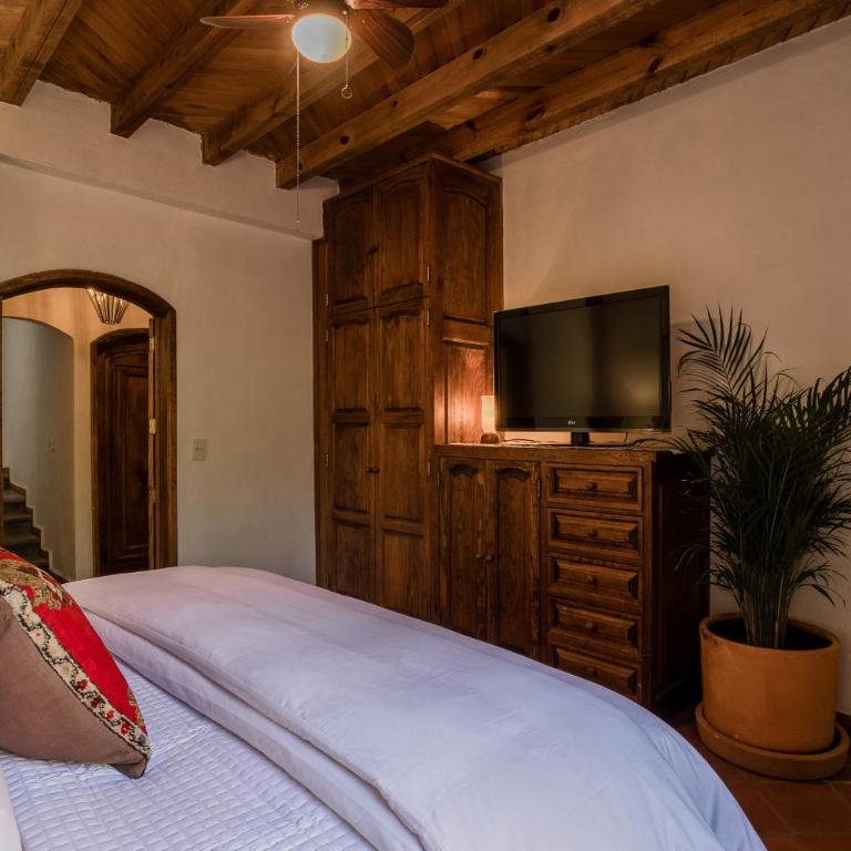 3BR Garden Home with Rooftop & Garage in Centro San Miguel de Allende - Three-Bedroom House - 18