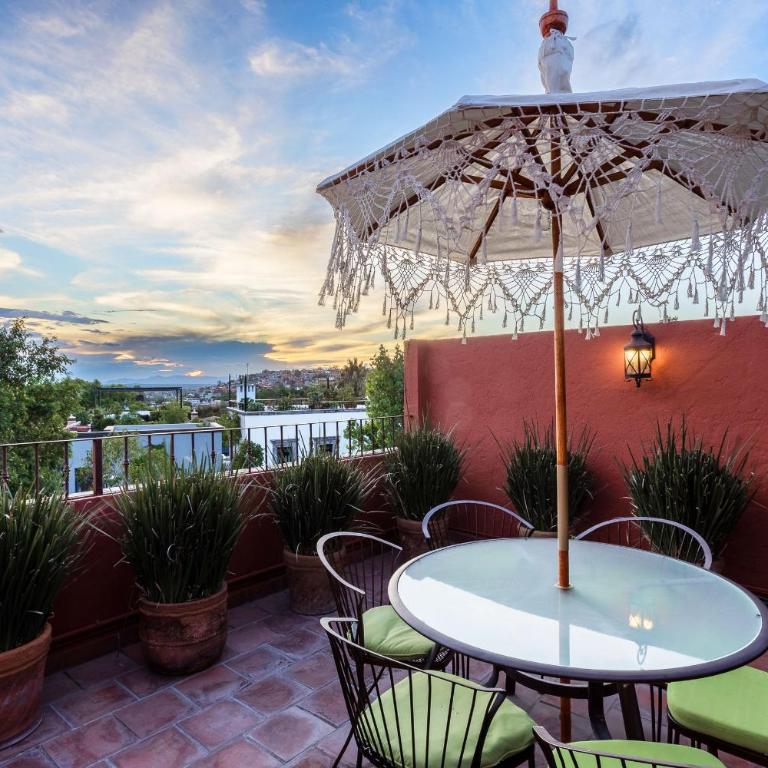 3BR Garden Home with Rooftop & Garage in Centro San Miguel de Allende - Three-Bedroom House - 1