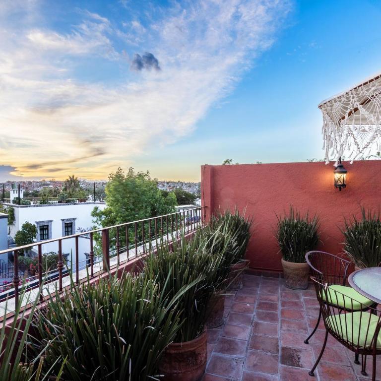 3BR Garden Home with Rooftop & Garage in Centro San Miguel de Allende - Three-Bedroom House - 2