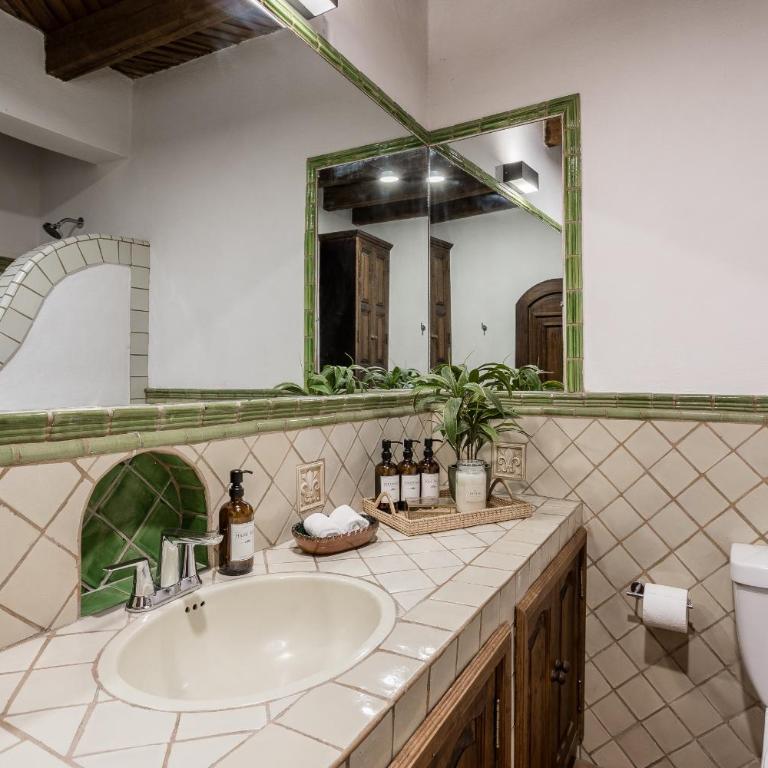 3BR Garden Home with Rooftop & Garage in Centro San Miguel de Allende - Three-Bedroom House - 30