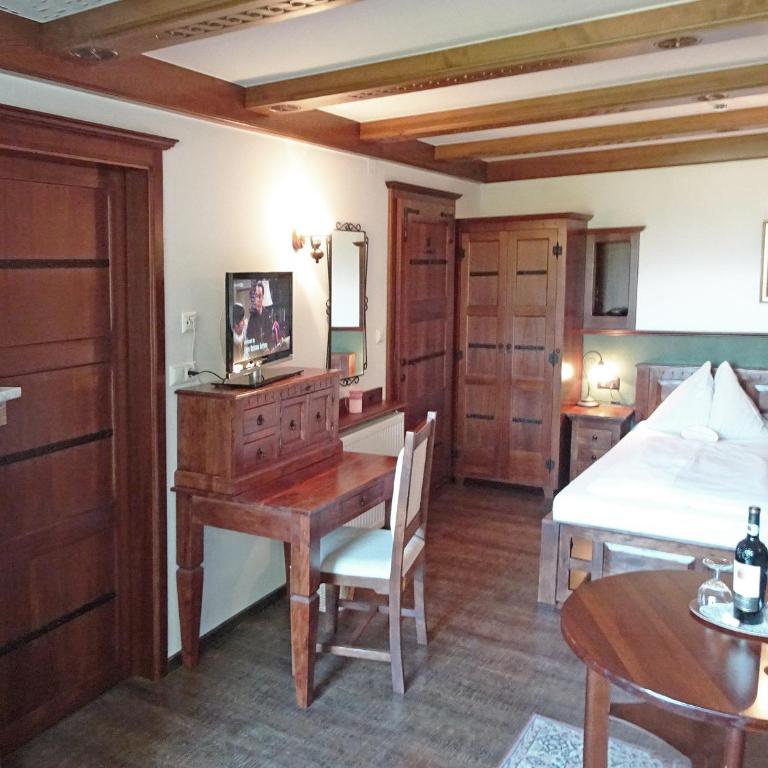 Staudacher Hof-Das Romantische Haus - Doppelzimmer mit Himmelbett und Seeblick - 17