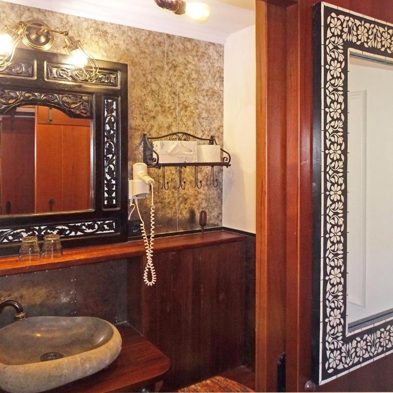 Staudacher Hof-Das Romantische Haus - Doppelzimmer mit Himmelbett und Seeblick - 19