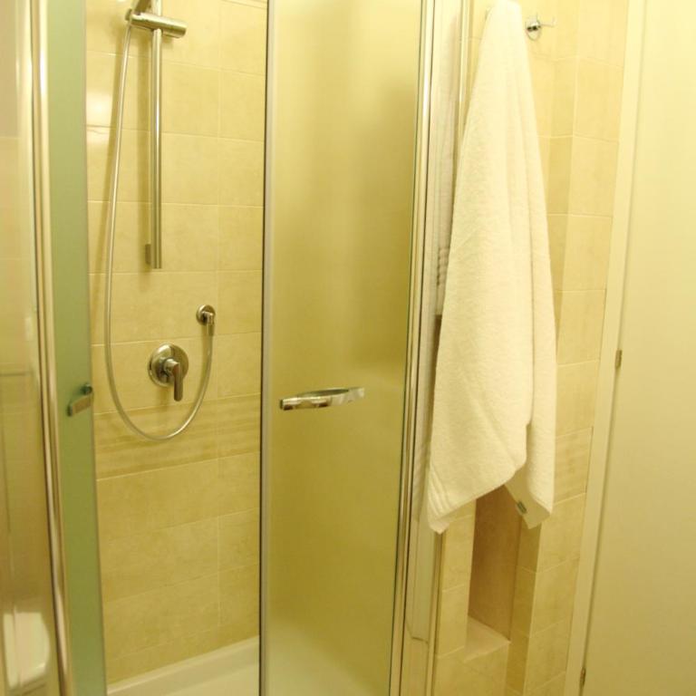 B&B Evelyne - Camera Matrimoniale/Doppia con Letti Singoli con Bagno Privato - 8