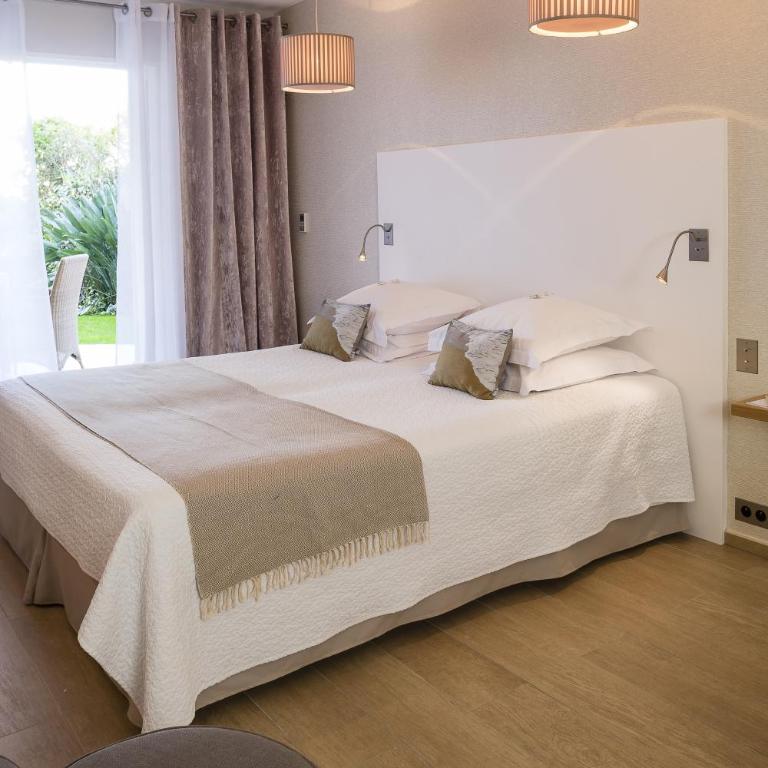 Hotel des Lices - Chambre Triple de Luxe au Rez-de-Chaussée - Vue sur Jardin - 2