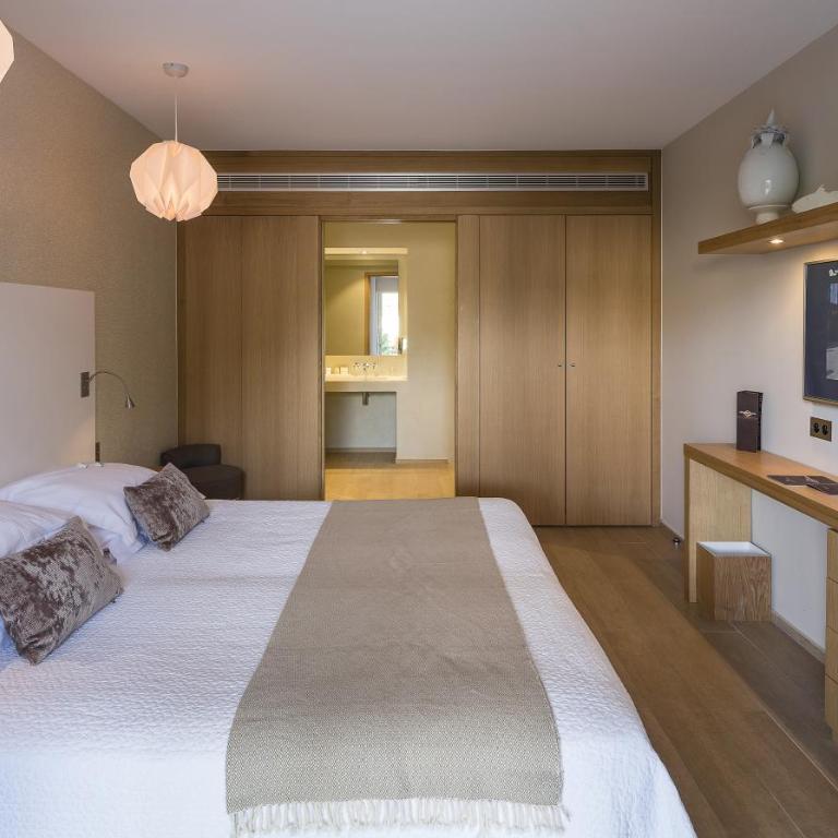 Hotel des Lices - Chambre Triple de Luxe au Rez-de-Chaussée - Vue sur Jardin - 3