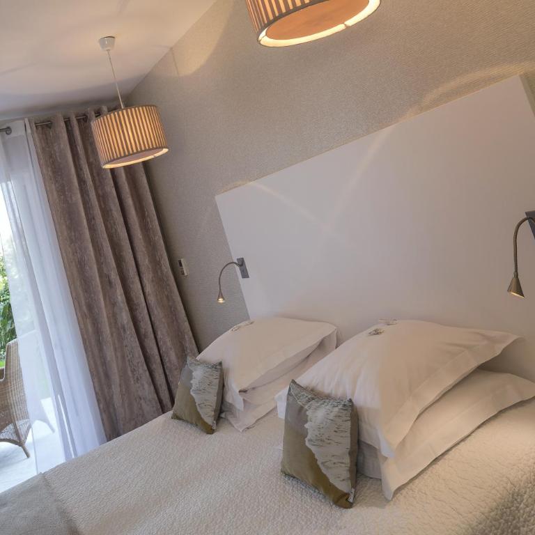 Hotel des Lices - Chambre Triple de Luxe au Rez-de-Chaussée - Vue sur Jardin - 4