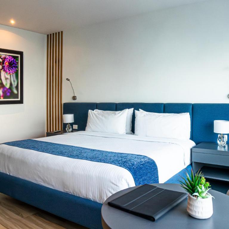 Wyndham Guayaquil, Puerto Santa Ana - Habitación con cama extragrande y vistas a la ciudad - 9