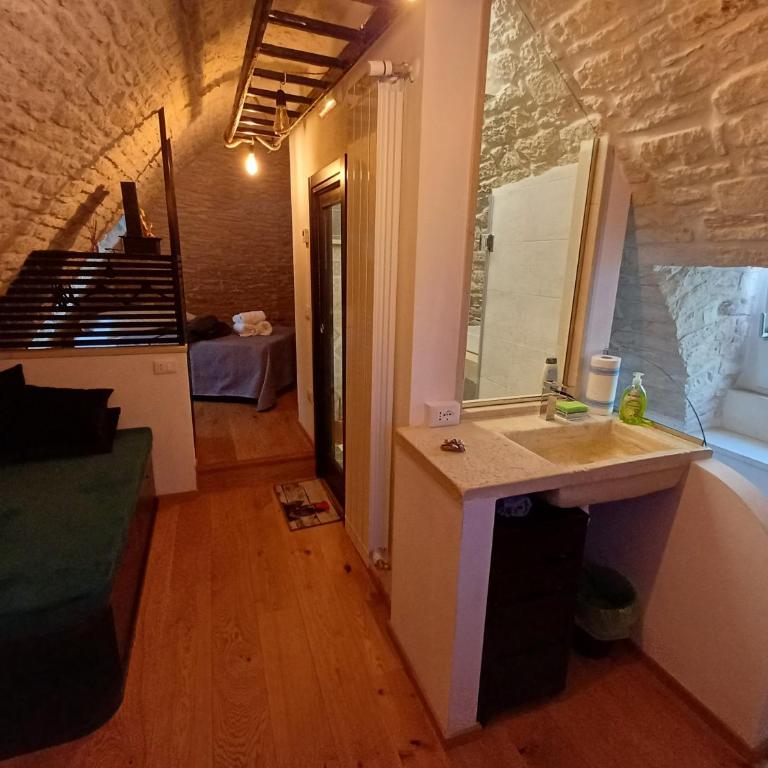 Relais San Giuliano - Camera Tripla con Bagno Privato - 4