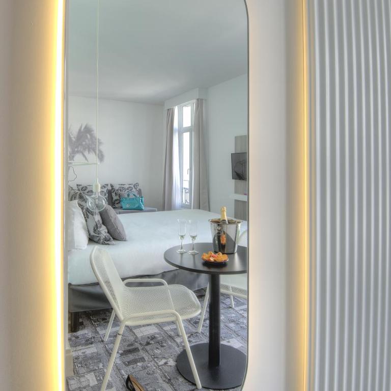 Ibis Styles Nice Centre Gare - Queen Room with Sofa Bed - 11