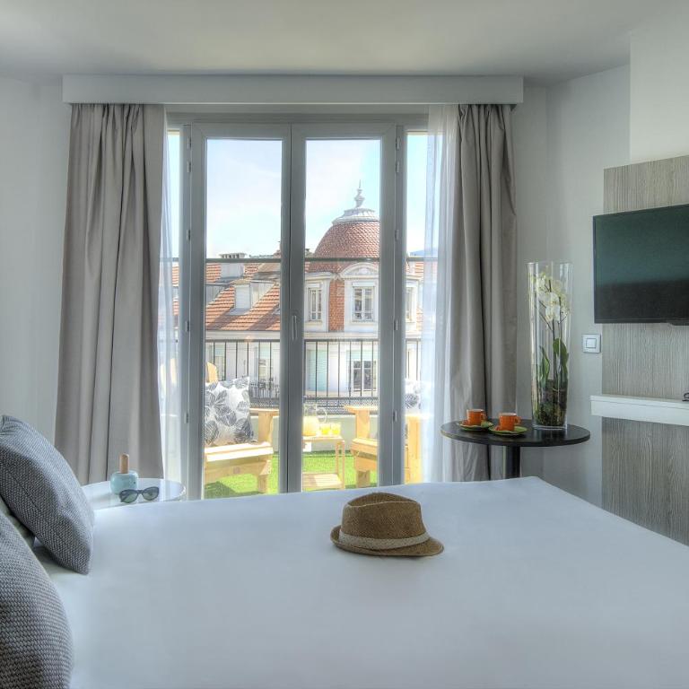 Ibis Styles Nice Centre Gare - Queen Room with Terrace and City View - 10