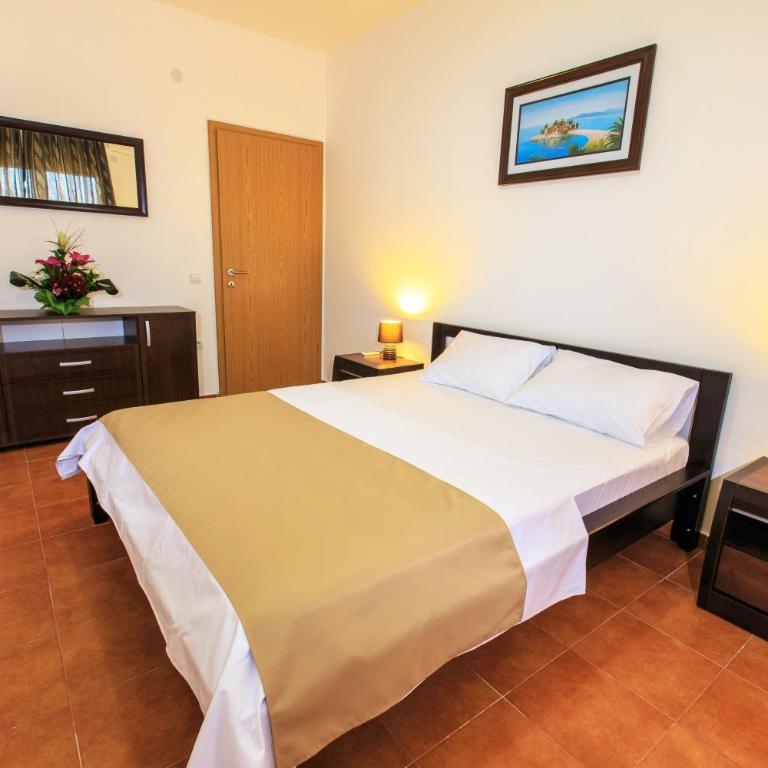 Berg Apartments - Two-Bedroom Apartment with Terrace and Sea View - 4