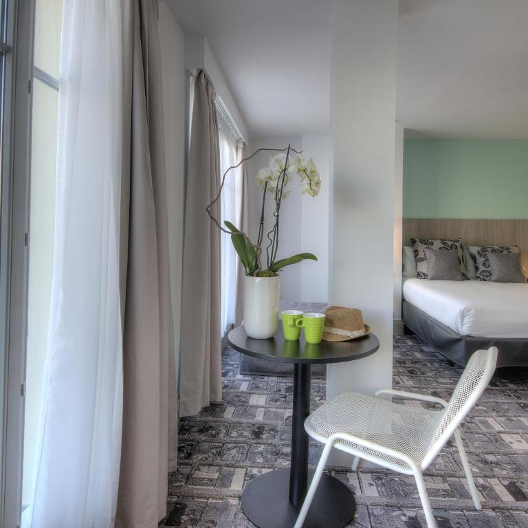 Ibis Styles Nice Centre Gare - Queen Room with Terrace and City View - 12