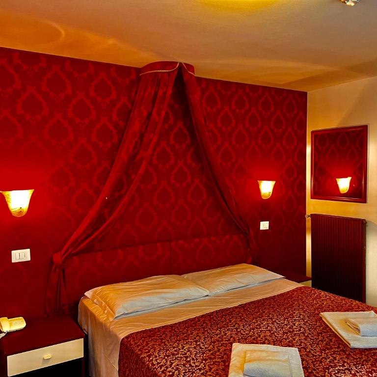 Hotel Canada - Camera Tripla Classic - 2