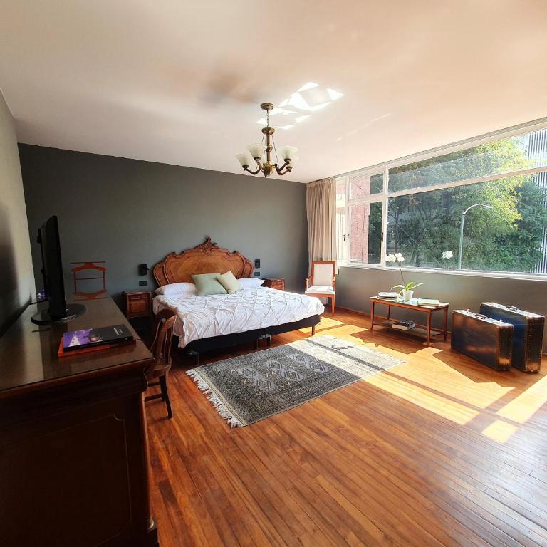 Lindas Suites Eugenio Sue - King Room with Balcony - 1