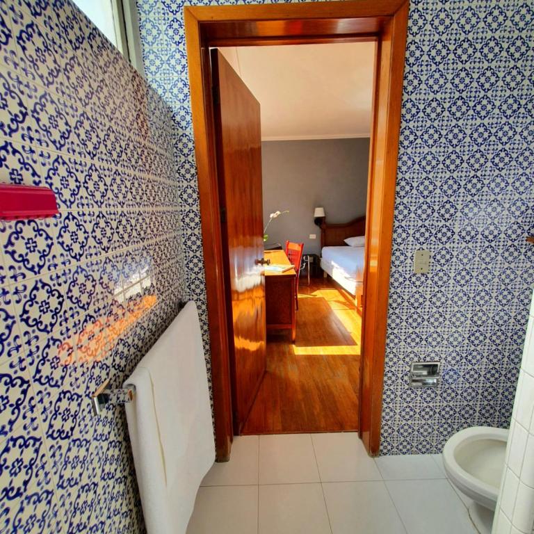 Lindas Suites Eugenio Sue - King Room with Balcony - 12