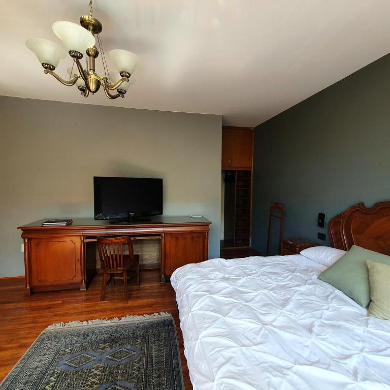 Lindas Suites Eugenio Sue - King Room with Balcony - 18