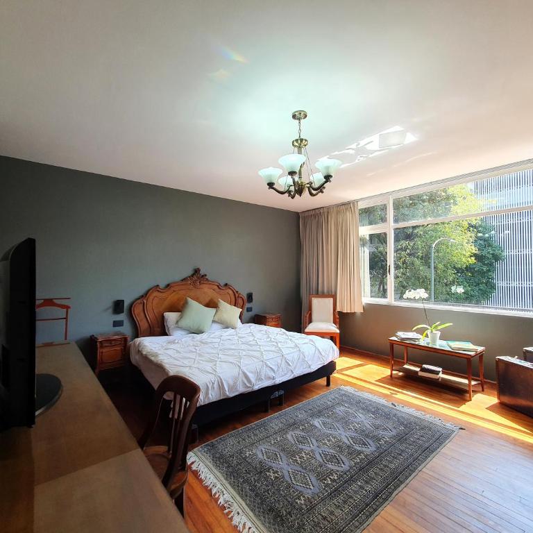 Lindas Suites Eugenio Sue - King Room with Balcony - 20