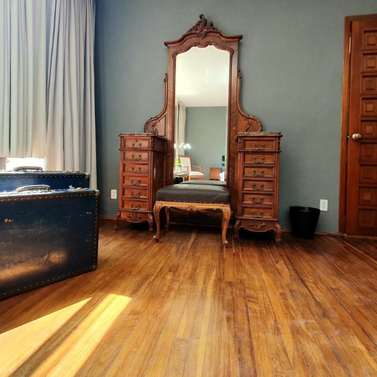 Lindas Suites Eugenio Sue - King Room with Balcony - 16