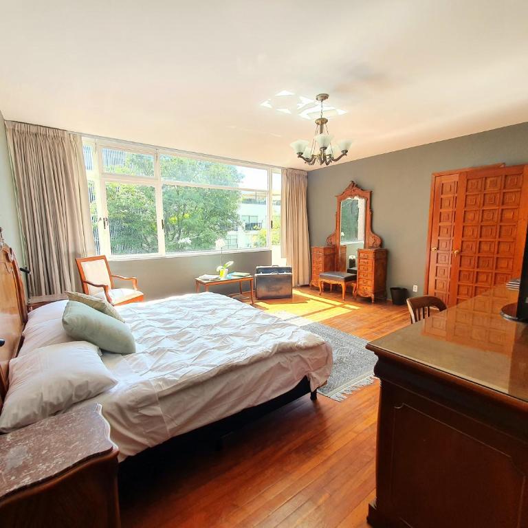 Lindas Suites Eugenio Sue - King Room with Balcony - 23