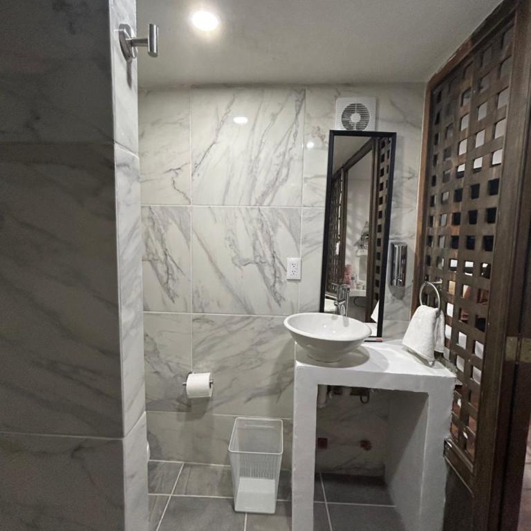 Lindas Suites Eugenio Sue - King Room - 10